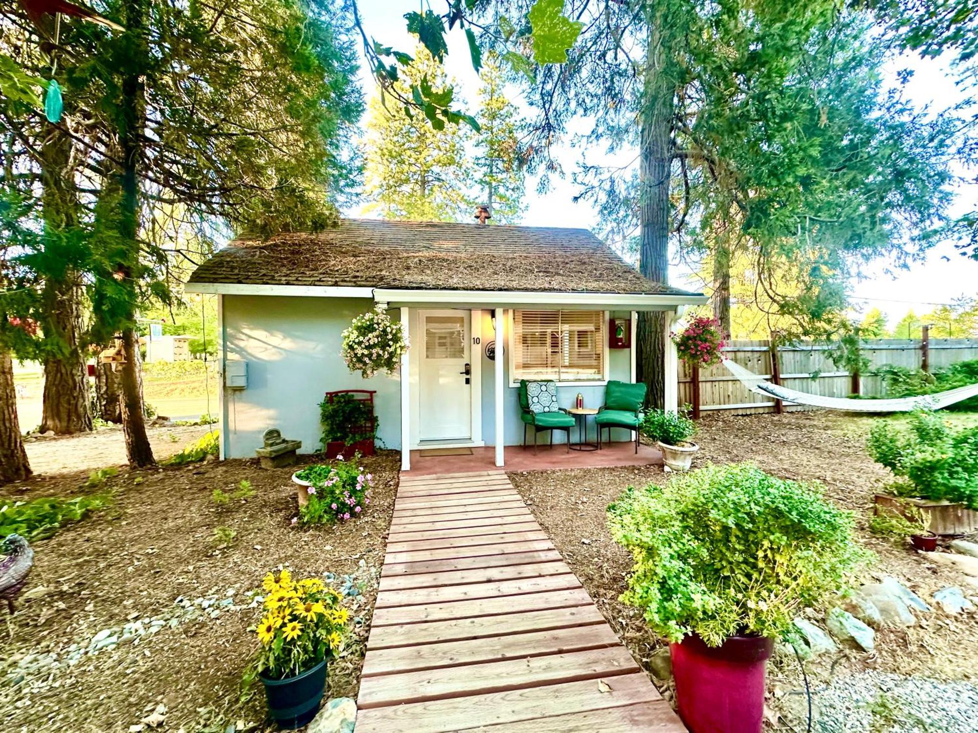 The Pines Inn And Cottages Грас Вали Екстериор снимка