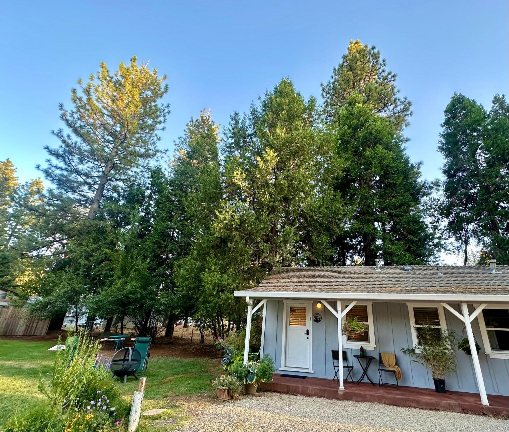 The Pines Inn And Cottages Грас Вали Екстериор снимка